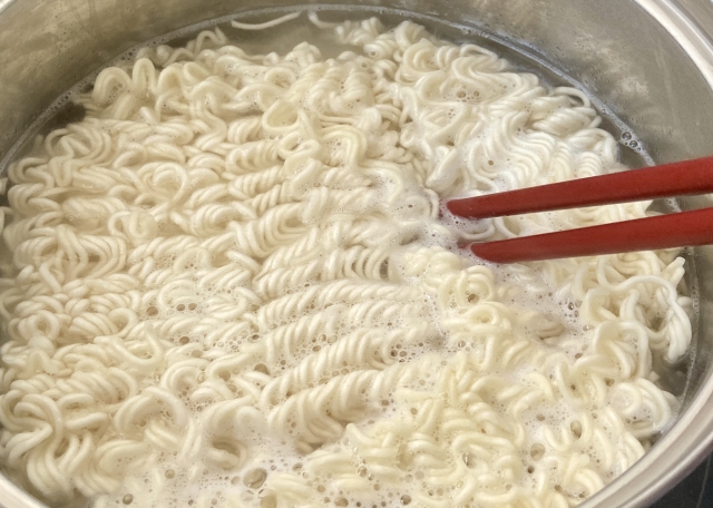 袋入りラーメンを茹でる様子
