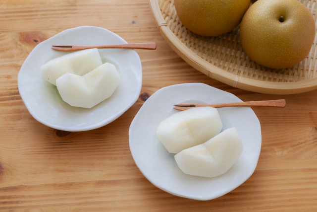 カットした梨をテーブルに置く。「さぁどうど、シャキシャキの梨ですよ」