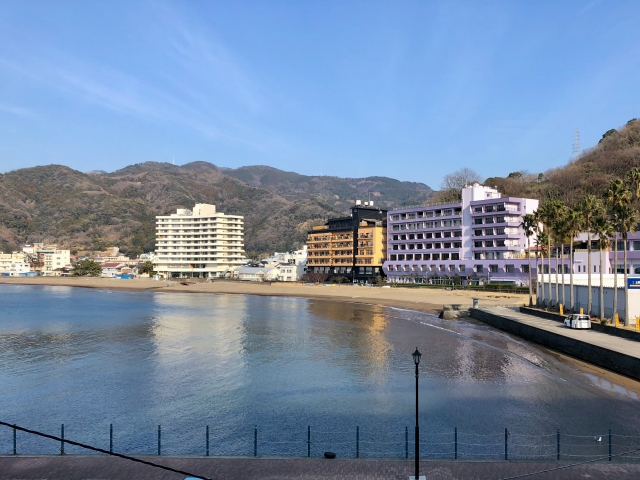 西伊豆土肥温泉のホテルが立ち並ぶ景色