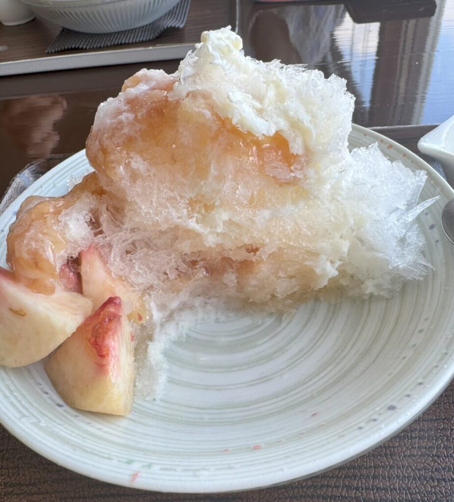 水っぽさがなく、器の底にも水がほとんど残らない、二橋さんの浜松純氷を使ったかき氷