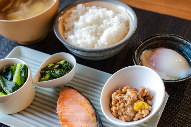 和の定番朝食。ご飯・みそ汁・納豆・お浸し・焼き鮭・温泉卵。