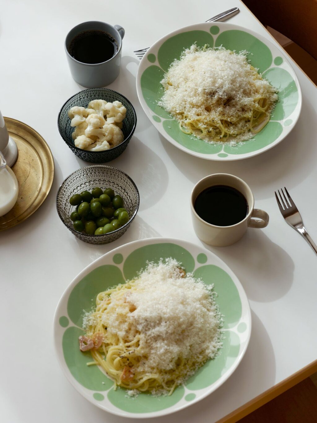 アラビアのスンヌンタイ「オーバルプレート」にパスタを盛り付ける。
