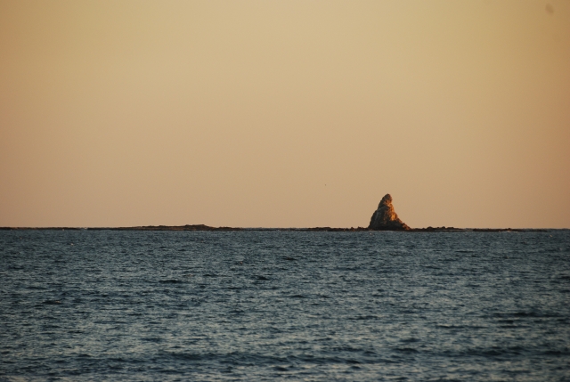 茅ヶ崎海岸から見える、シンボル的存在の岩、烏帽子岩の夕景。