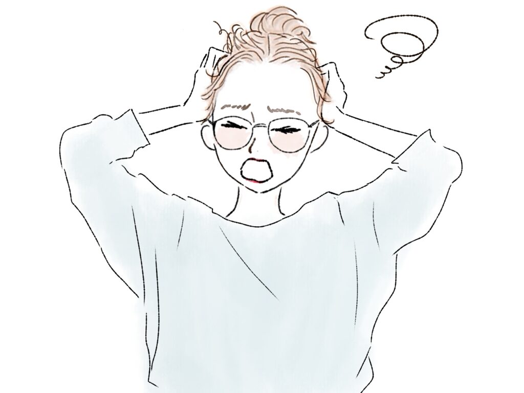 髪のまとまりが悪く、イライラする女性画像