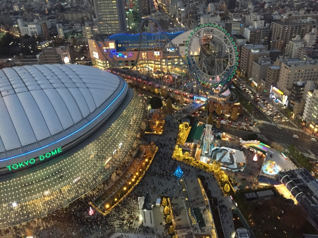 夜の東京ドームとイルミネーション