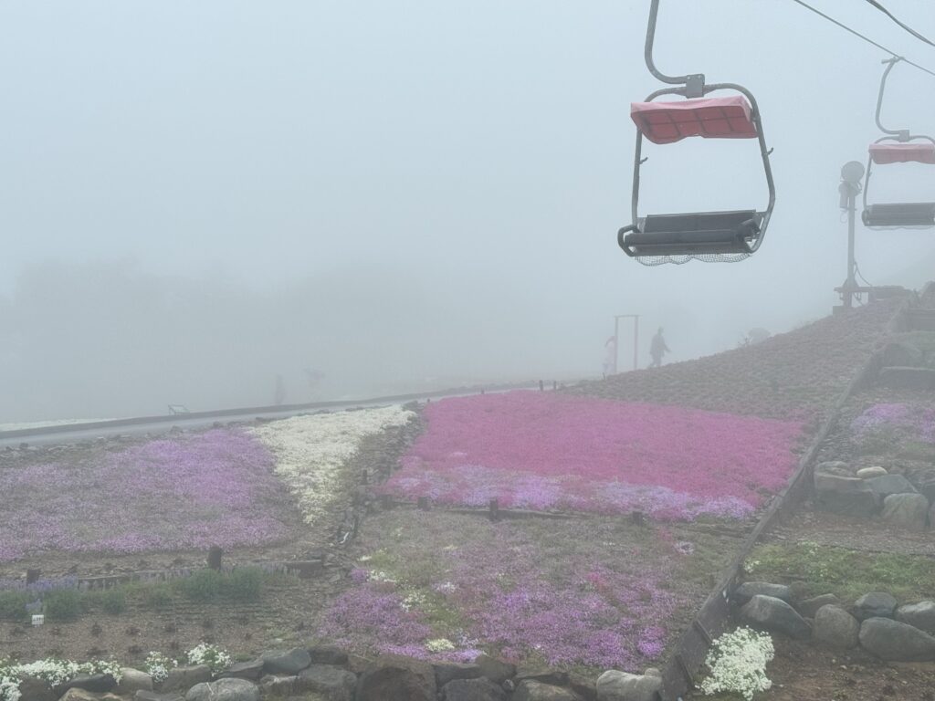 霧の中の茶臼山高原リフト