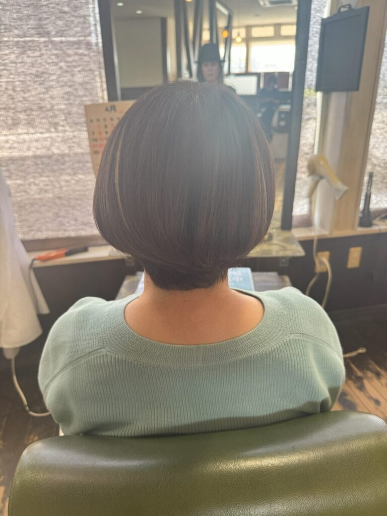 髪に優しくなじませる潤髪トリートメント、美容院での使用シーン