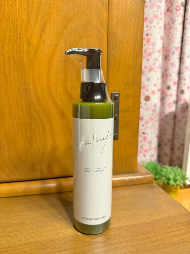 ヤクジョ 潤髪トリートメントの製品ボトル