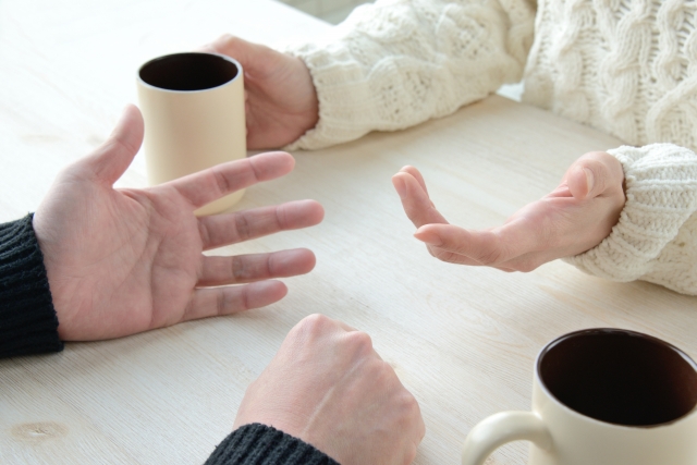 別れ話をする男女の手元。