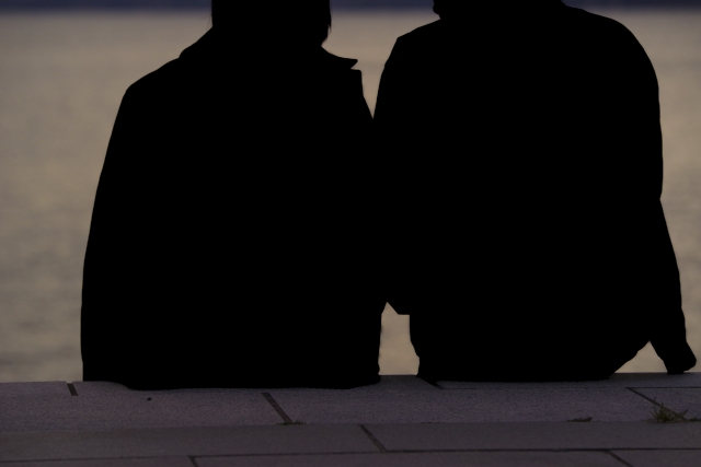 夕暮れの2人のシルエット