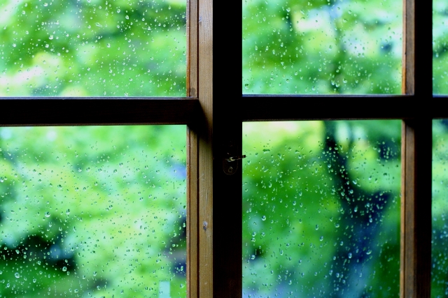 雨上がりの窓辺に差し込む光