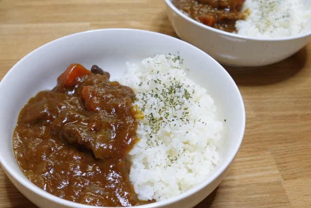 カレーライスを囲む食卓