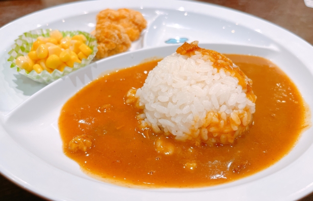 家庭で作る、から揚げとコーンサラダ付きのカレーライス。