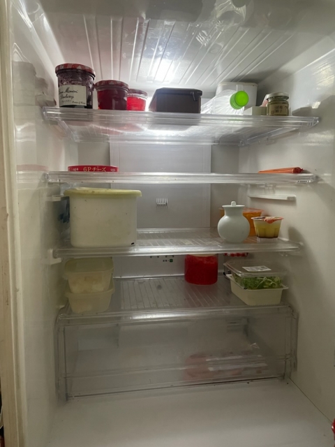 少ない食材しか入っていない、寂しい冷蔵庫の中。
