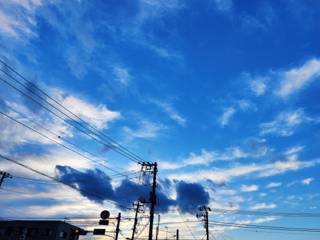 夏空に流れる雲と電線