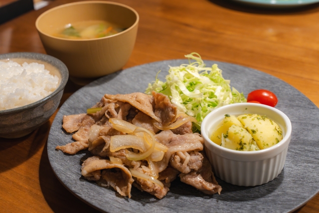 家庭で作る生姜焼きと、白飯・みそ汁