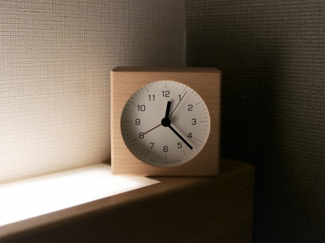 午前0時23分を指す枕時計。