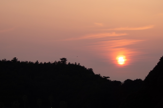 山に沈む夕日