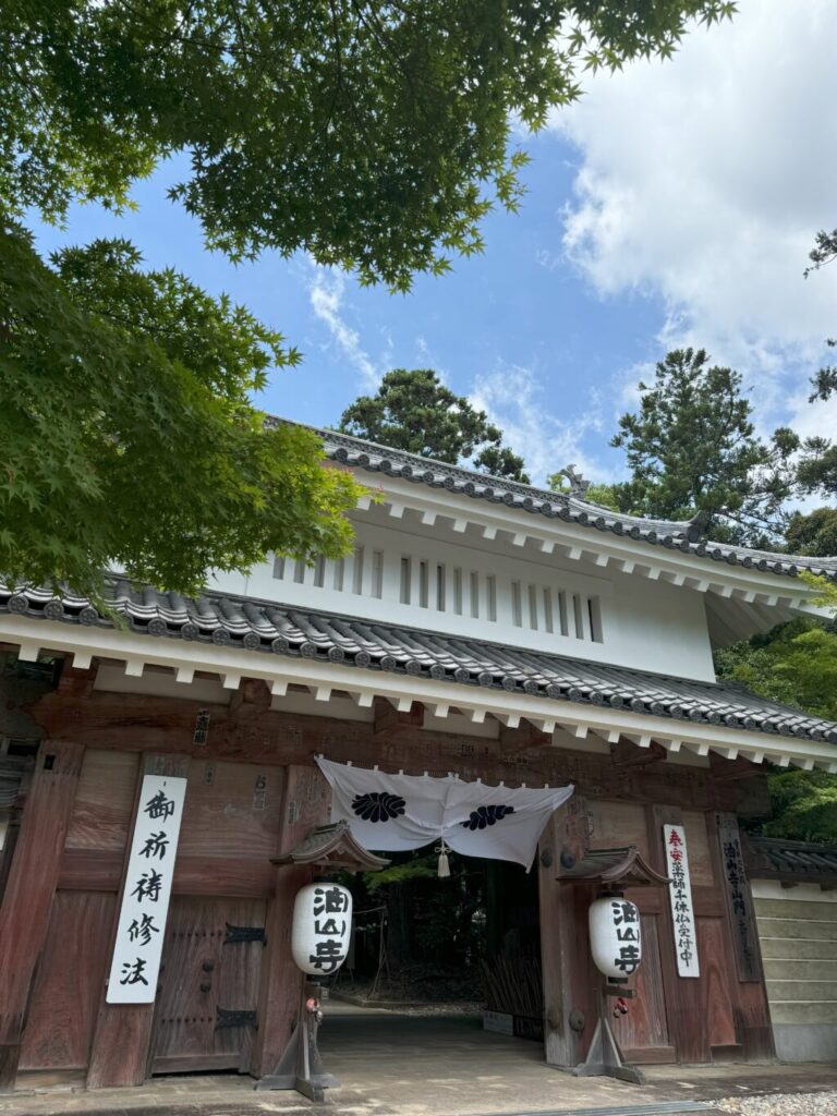 遠州三山、油山寺山門