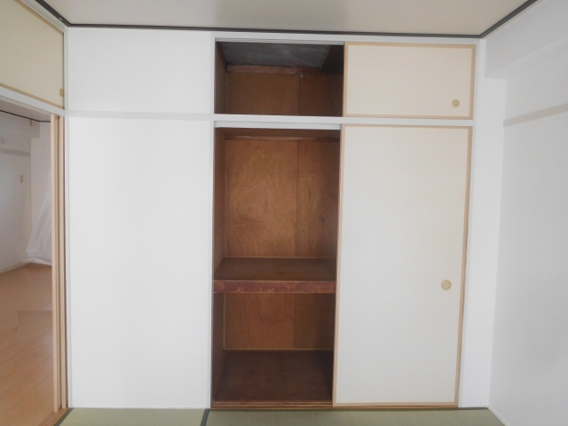 新居の古いマンション、空っぽの押し入れ