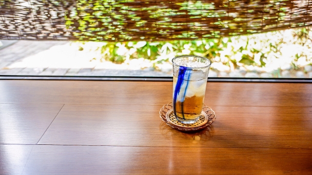 冷たい麦茶がしみわたる夏の日のひととき
