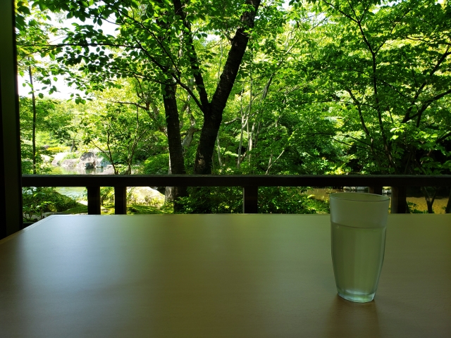 緑を背景に涼やかに佇む、ばぁばちゃんの冷たいお茶