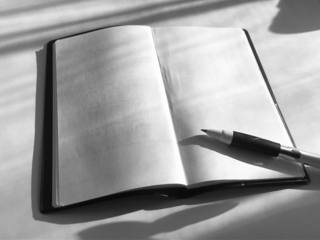 心の決意を書き留めるためのノートとペン