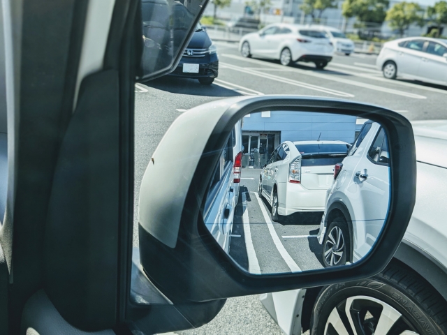 駐車中に隣の車が動き出し、錯覚を起こしたサイドミラー越しの駐車今日の風景