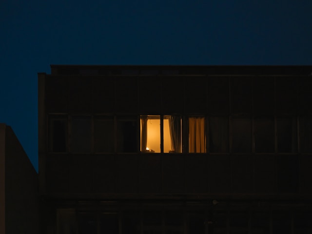夕暮れの空と小さなアパートのシルエット