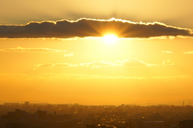 夕暮れの空にひとりたたずむ想い──母として静かに見守る時間の象徴