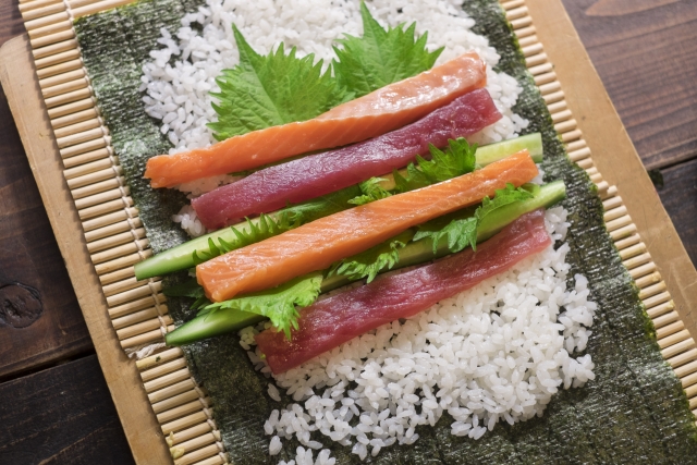 寿司チェーン店で巻物担当を任される