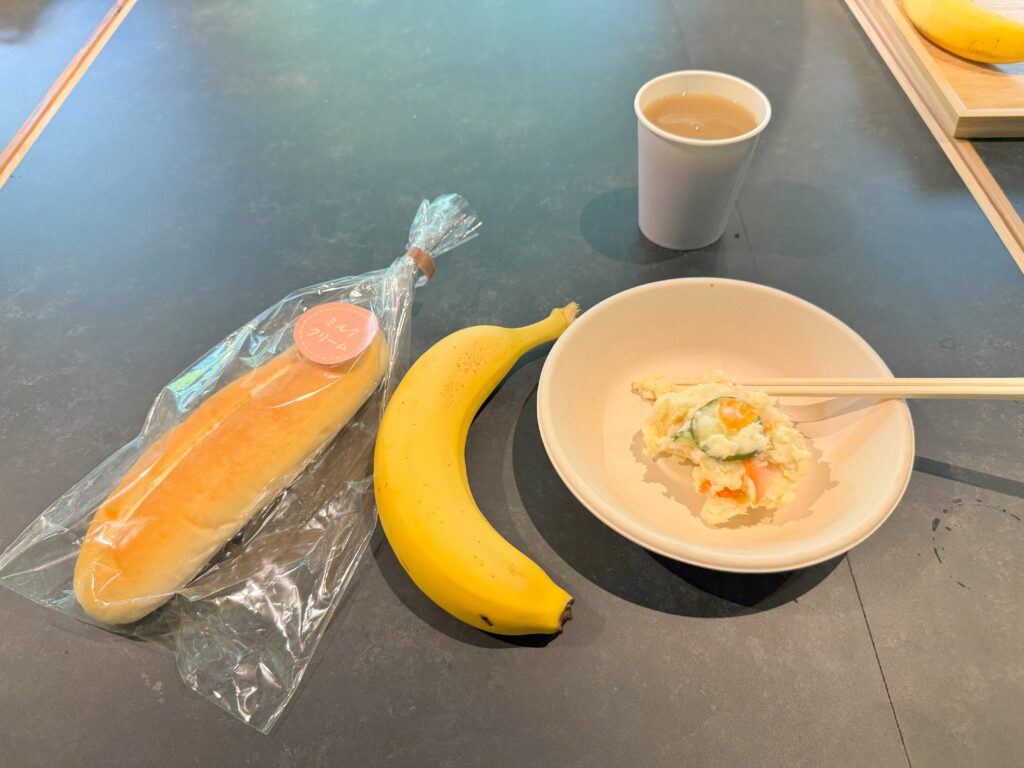 家庭科室の朝ごはん。学校の机にパンと牛乳。なんだか懐かしい朝の光景です。