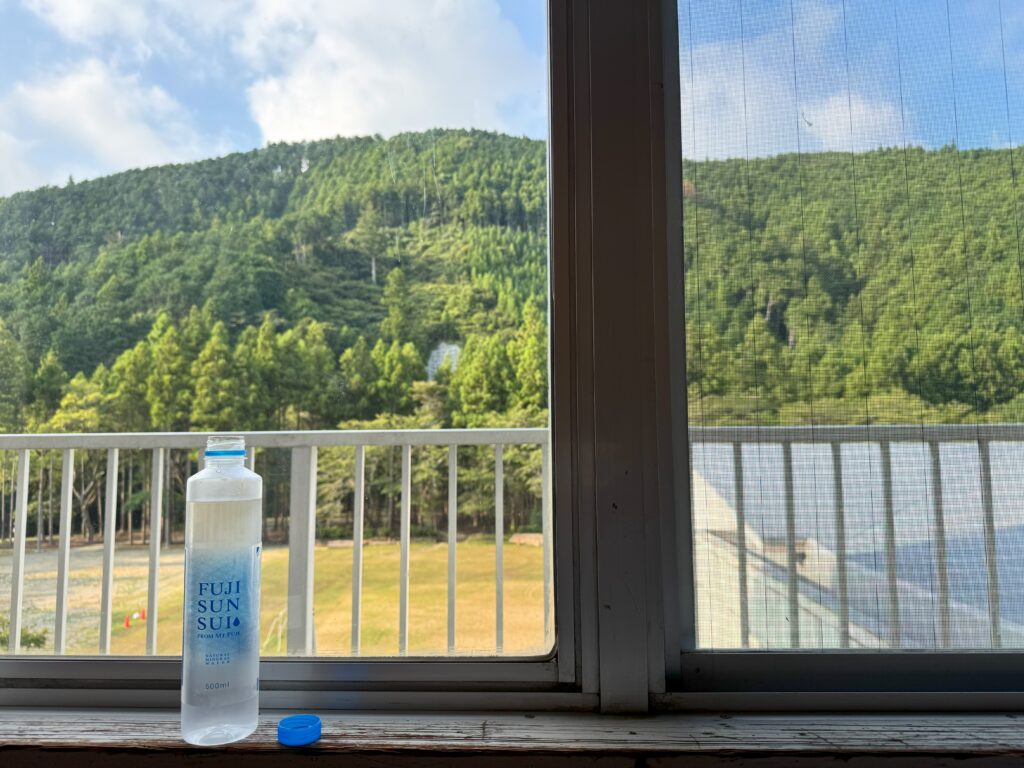 あたごフィールズ「ごろごろ室」から見る景色