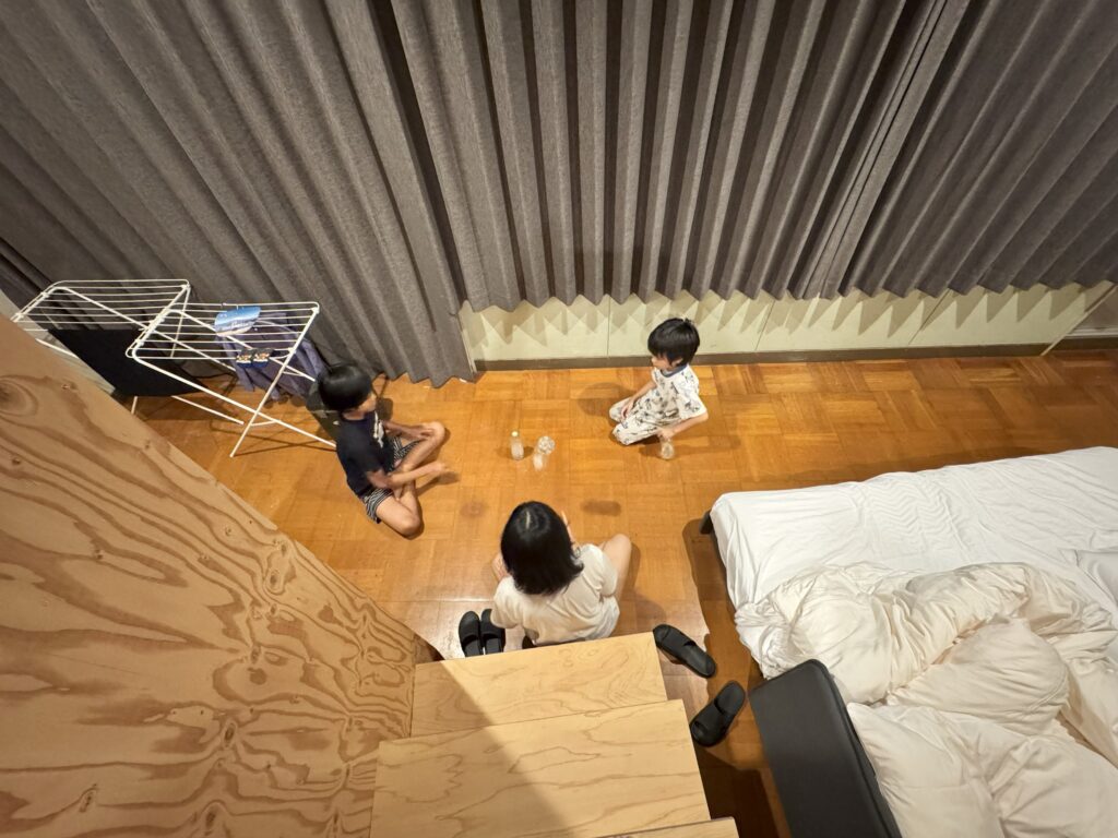 ボトルフリップに夢中な子供たち