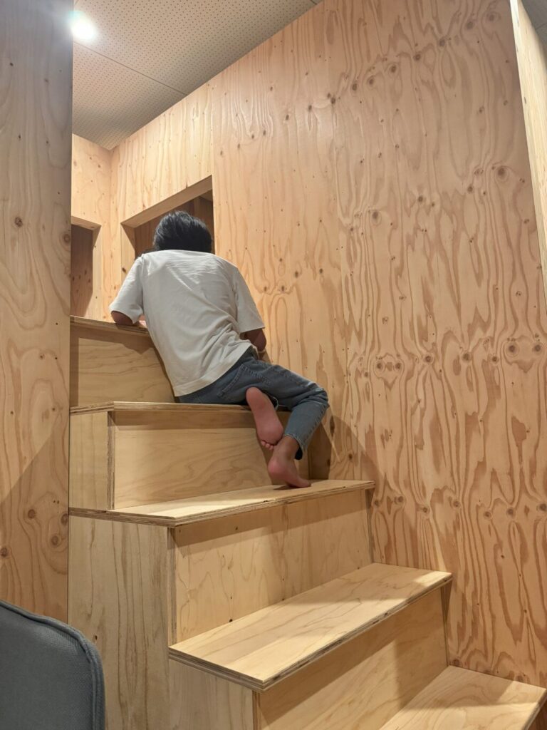 それぞれの場所でいただく夕食。階段、ベッド、ソファ横…。同じ空間なのに、それぞれの居心地を楽しみました。