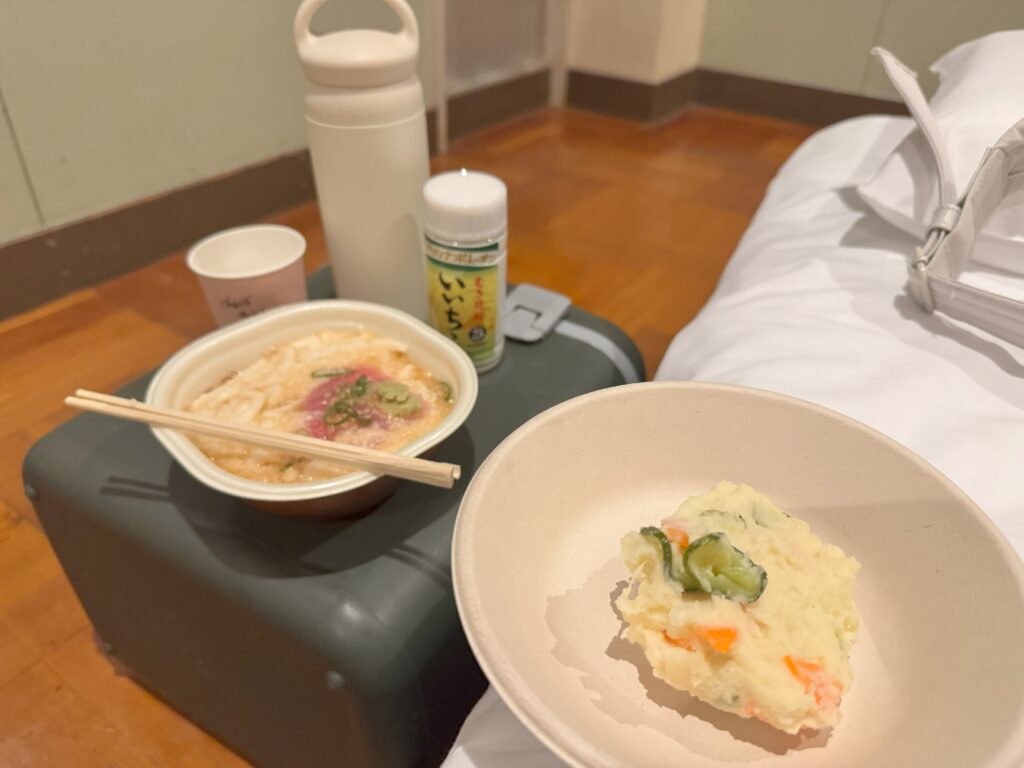 ばぁばちゃんのおつまみ時間、焼酎片手にチーズとサラダ。最後はとろろ鉄火蕎麦でしめくくり。