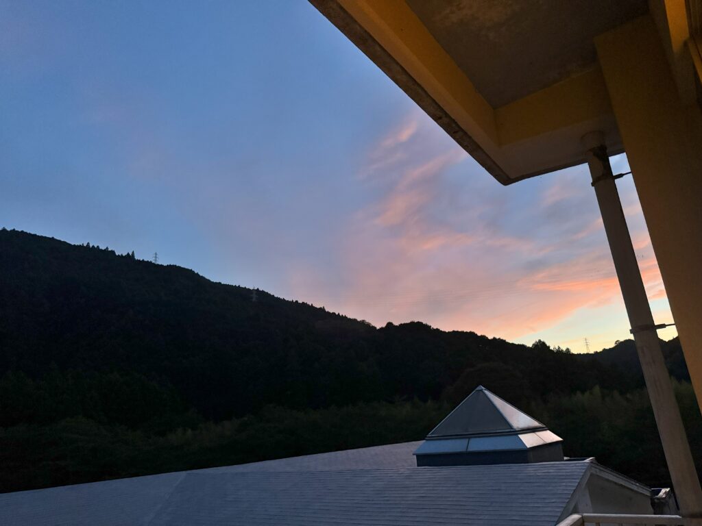 あたごフィールズ「ごろごろ室」から見た夕景