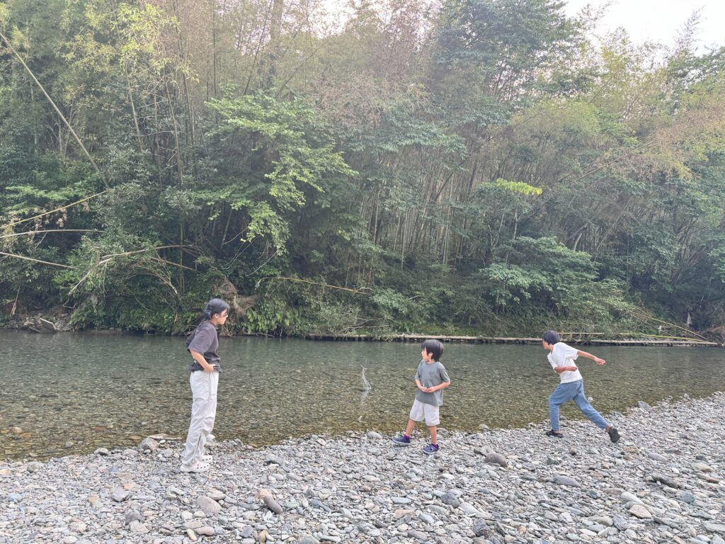 阿多古川で水切りを楽しむ孫たちの様子