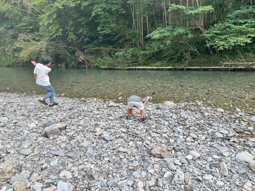 すっかり水切りに夢中の子供たち
