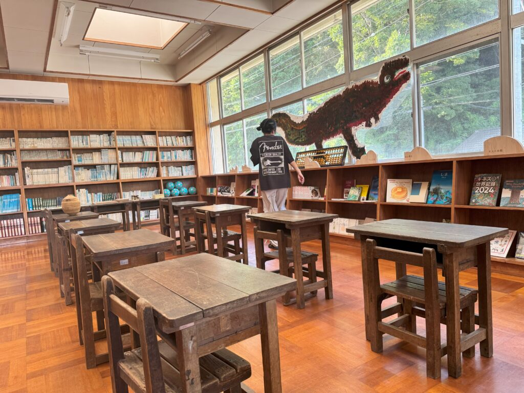 図書室でひとやすみ、本棚に囲まれると、自然と声も小さくなります。気の香りが残る本棚や机が懐かしい。