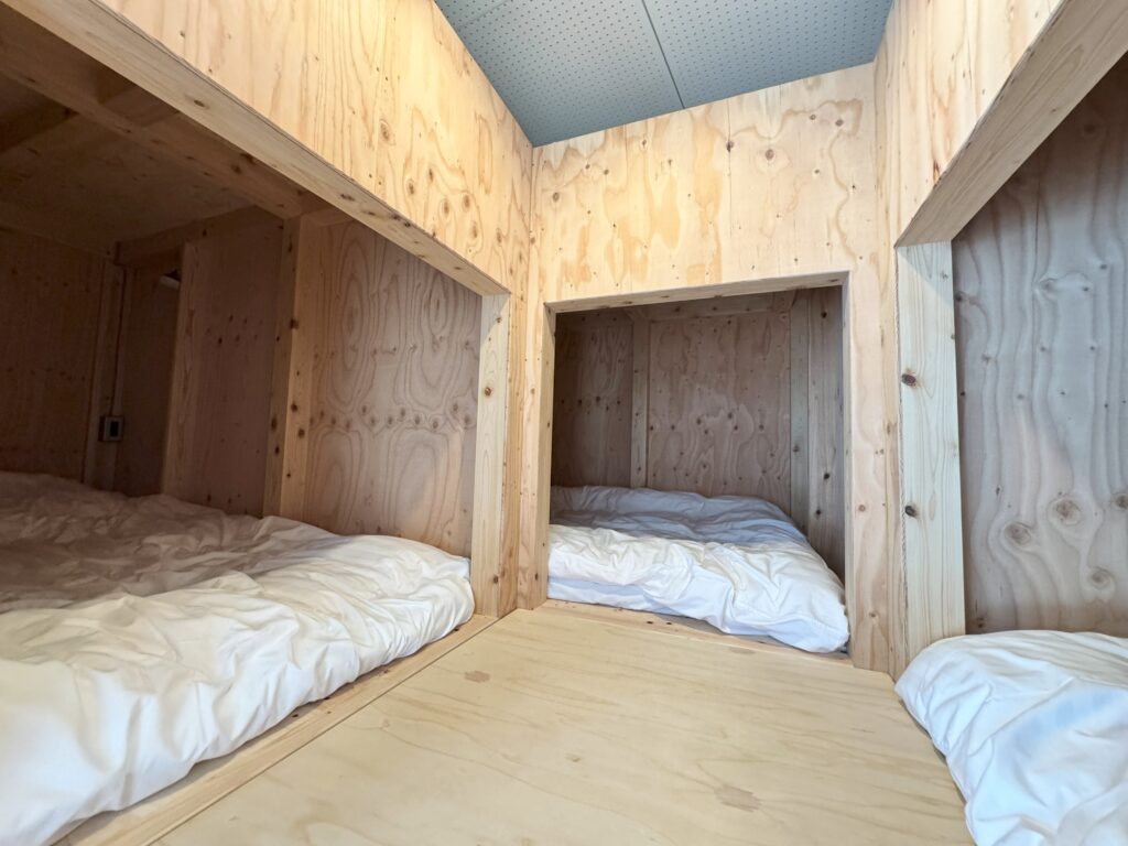 廃校ホテル「あたごフィールズ」ごろごろ室のベッドは秘密基地