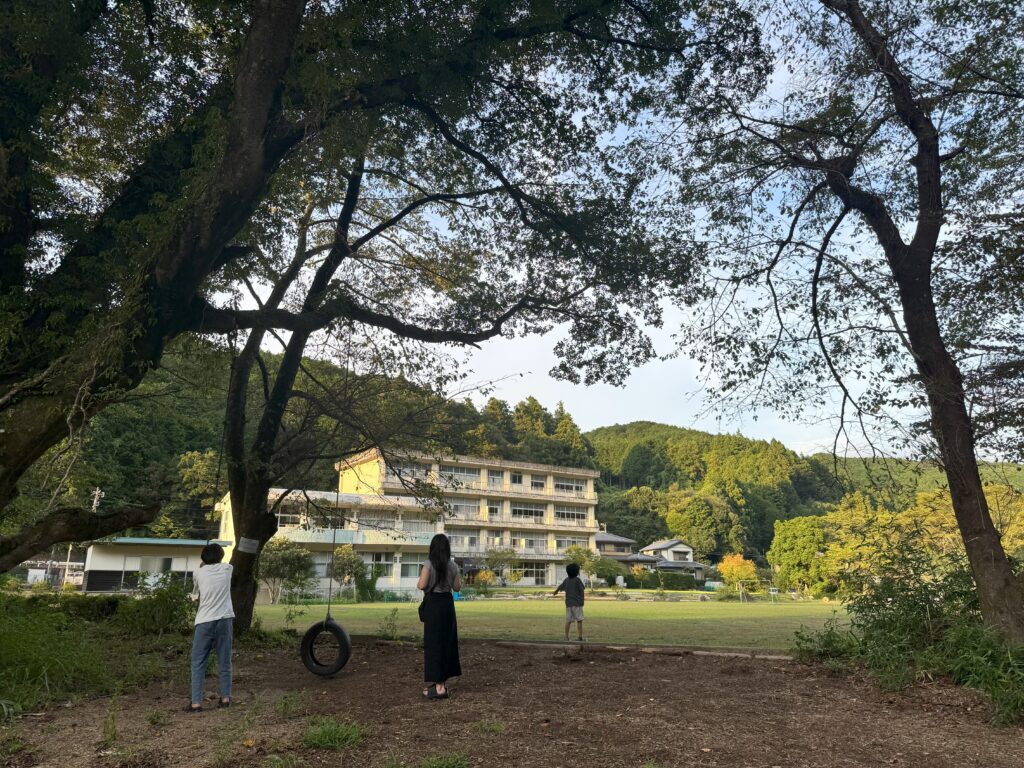 夕暮れの「あたごフィールズ」前景