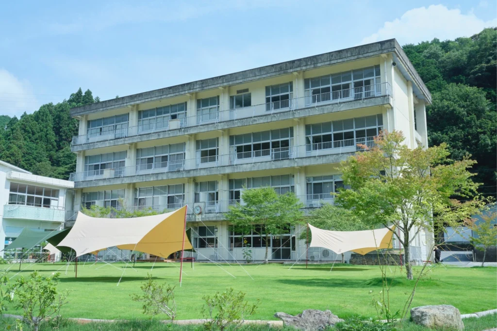 浜松・阿多古川のほとりにある廃校リノベ宿泊施設「愛宕フィールズ」の外観