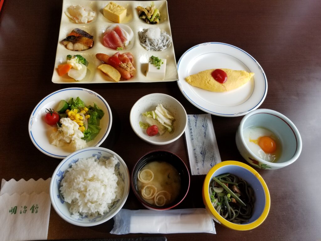 温泉旅館での一コマ、ビュッフェスタイルの朝食メニューの様子