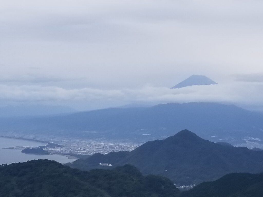 伊豆の玄関口、伊豆パノラマパークから見たかすんだ富士山