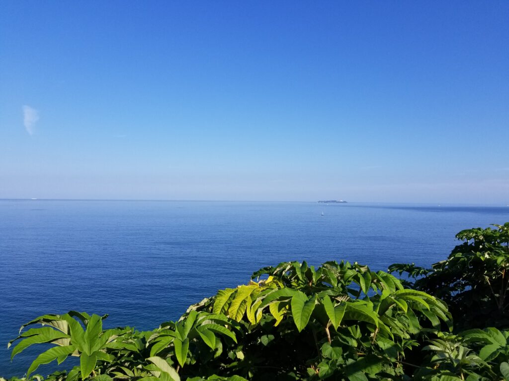 伊豆半島から見る真っ青な空と海