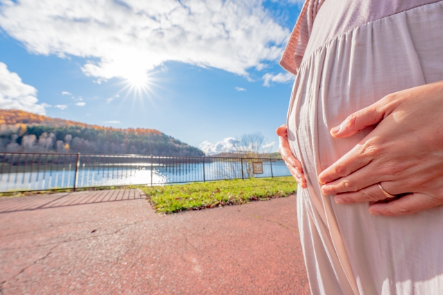 妊婦さんと暖かな自然の風景