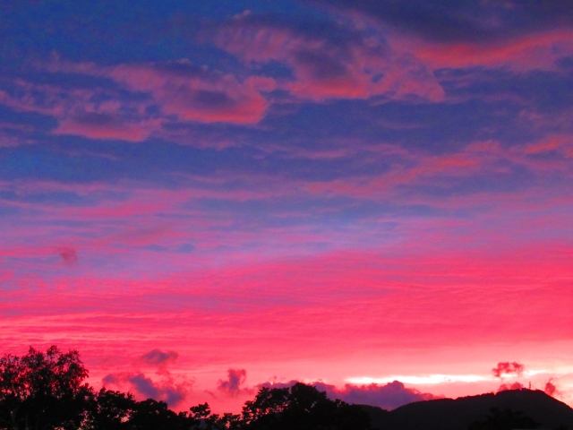 夕暮れに染まる赤い雲