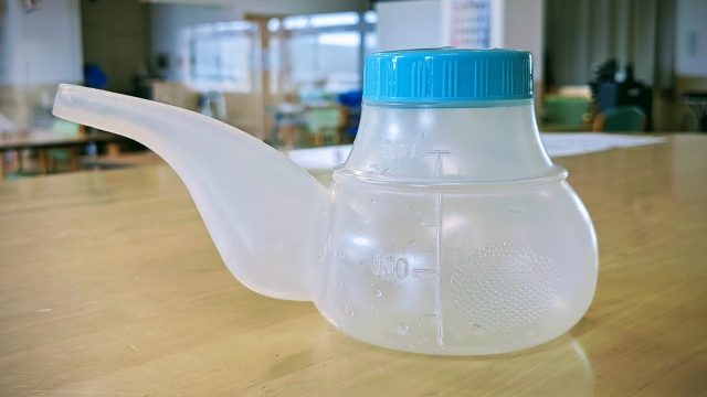 介護施設、食堂での吸い飲み（楽のみ)のアップ画像