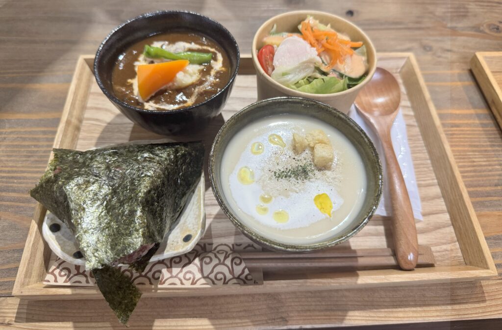「スープラボ」タンシチューセット、サラダ付き。選べるスープは三方原産ジャガイモのスープをチョイス。＋100円で玄米おむすびつけました。